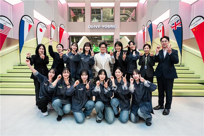 CJ그룹 이재현 회장이 올리브영 센트럴 명동 타운 현장 경영을 마치고 올리브영 임직원들과 함께 기념 사진을 찍고 있다.