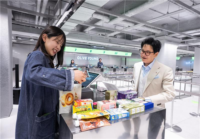 CJ그룹 이재현 회장이 ‘올리브영 센트럴 명동 타운’에서 상품을 구매하고 있다.