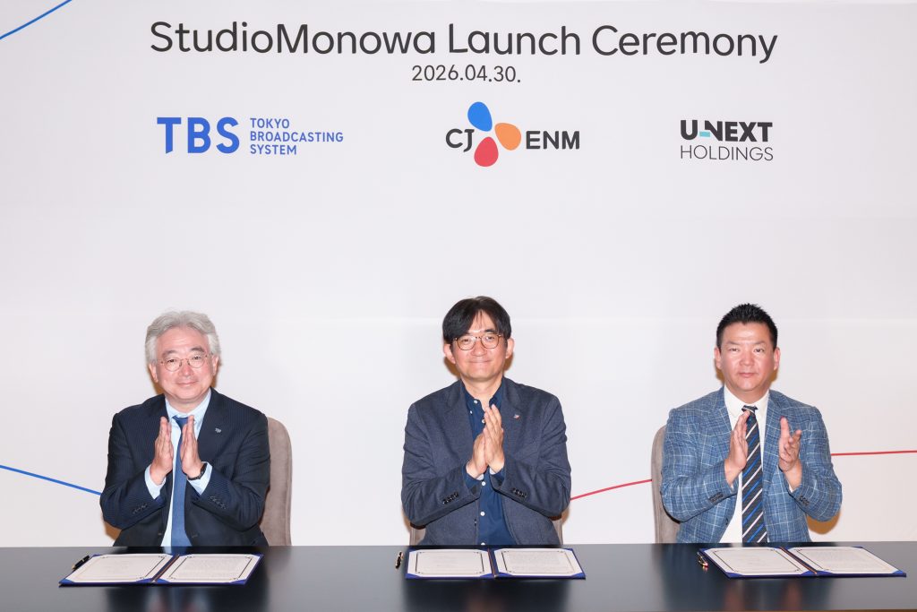 ‘StudioMonowa(스튜디오모노와)’ 설립을 위한 체결식(좌로부터 TBS 아베 류지로 대표 CJ ENM 윤상현 대표 U NEXT 츠츠미 텐신 대표)