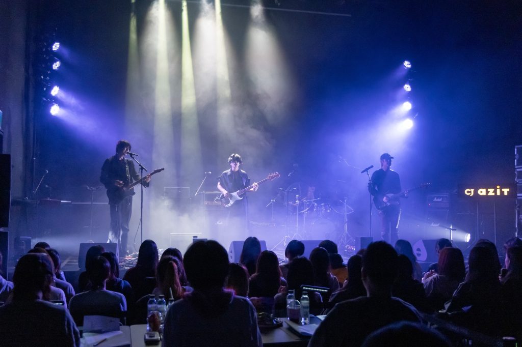 지난 13일 서울 광흥창에 있는 공연장 ‘CJ아지트’에서 2026 CJ문화재단 튠업 27기 리도어가 실연 심사 공연을 진행했다.