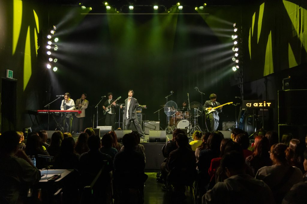 지난 13일 서울 광흥창에 있는 공연장 ‘CJ아지트’에서 2026 CJ문화재단 튠업 27기 신인류가 실연 심사 공연을 펼쳤다.