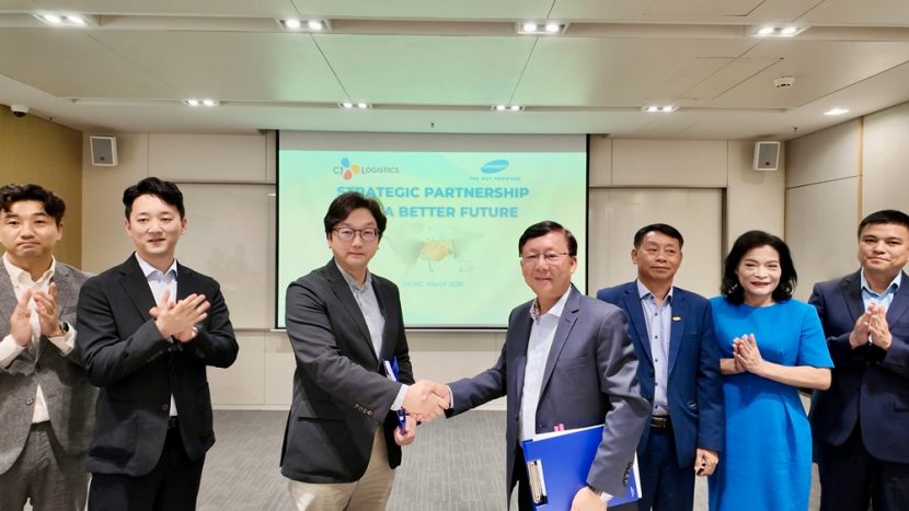 베트남 호치민시 소재 CJ빌딩에서 이종훈 CJ대한통운 경영지원실장(왼쪽에서 세 번째), 응우엔 탄 빈(Nguyen Thanh Binh)제마뎁 CEO(왼쪽에서 네 번째)와 양사 관계자들이 제마뎁 물류-해운 지분거래 계약 체결식에서 기념사진을 찍고 있다.