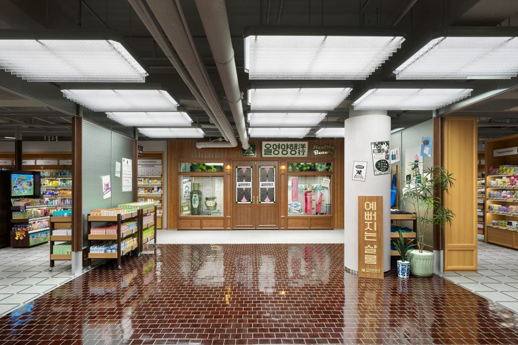 CJ올리브영이 30일 서울 광장시장에 선보인 '올리브영 광장마켓점' 전경