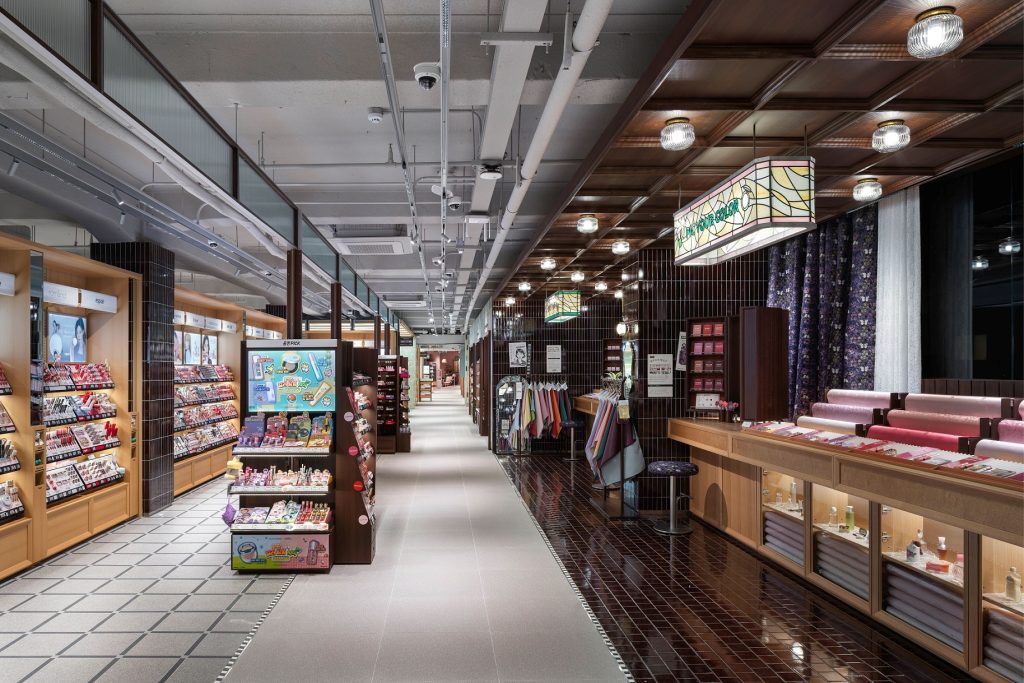 CJ올리브영이 30일 서울 광장시장에 선보인 '올리브영 광장마켓점' 전경