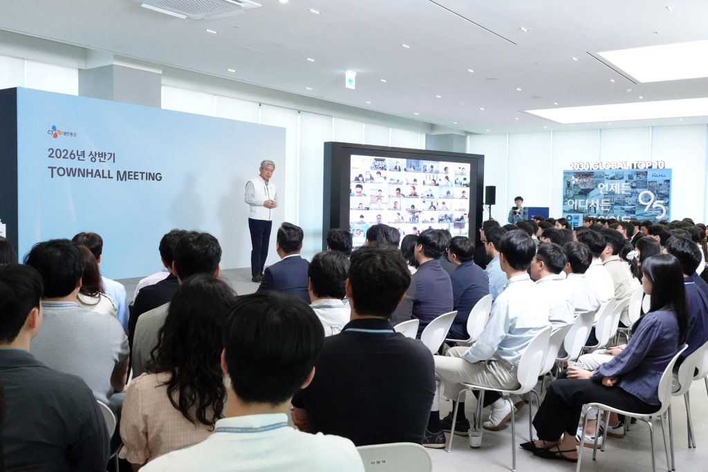 신영수 CJ대한통운 대표가 14일 서울 종로구 본사에서 열린 타운홀미팅을 통해 미래성장을 위한 핵심 전략과 조직문화 혁신 방향을 공유하고 있다. 신 대표는 혁신적인 변화를 이끌 핵심 동력으로 ‘작은 성공(Small success)’과 ‘조직공감’을 제시했다.