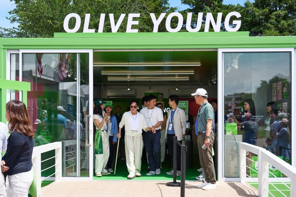 이재현 CJ그룹 회장이 23일(현지 시간) 미국 '더 CJ컵' 대회장 안에서 운영된 올리브영 컨세션을 둘러본 뒤 관계자들과 함께 이동하고 있다.