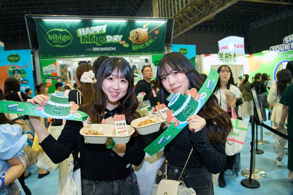 KCON JAPAN 2026를 찾은 일본 소비자들이 비비고 부스에서 비비고 만두와 미초 세트를 즐기고 있다.