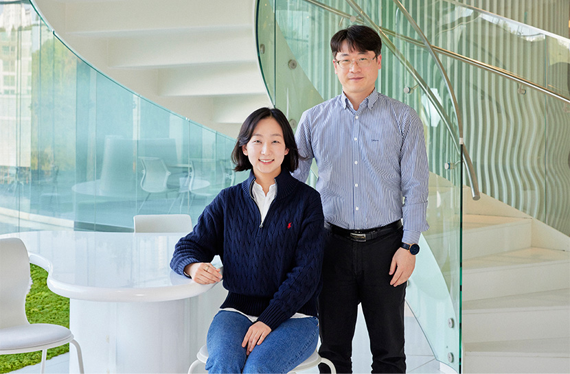 CJ제일제당 식품연구소 송민경 연구원(왼쪽)과 글로벌생산인프라 설비기술팀 곽동주 엔지니어(오른쪽).