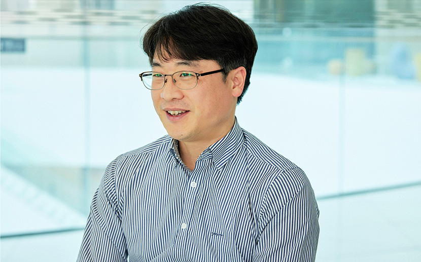CJ제일제당 글로벌생산인프라 설비기술팀 곽동주 엔지니어가 인터뷰를 진행하는 모습