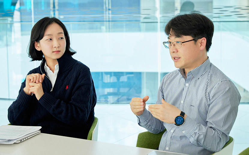 CJ제일제당 식품연구소 송민경 연구원(왼쪽)과 글로벌생산인프라 설비기술팀 곽동주 엔지니어(오른쪽)가 인터뷰를 진행하고 있다.