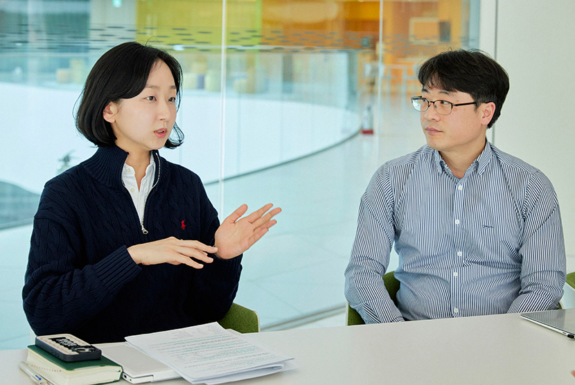 CJ제일제당 식품연구소 송민경 연구원(왼쪽)과 글로벌생산인프라 설비기술팀 곽동주 엔지니어(오른쪽)가 인터뷰를 진행하고 있다.