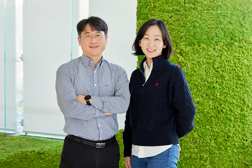CJ제일제당 글로벌생산인프라 설비기술팀 곽동주 엔지니어(왼쪽)과 식품연구소 송민경 연구원(왼쪽).