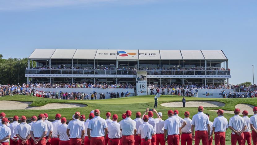 빨간 바지 차림으로 25년 THE CJ CUP 시상식을 준비하는 세일즈맨십 클럽 회원들. 이들이 입은 옷은 100년 넘게 이어진 약속의 표식이다.