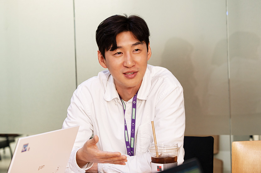 CJ ENM 커머스부문 MD전략팀 홍승재 님이 인터뷰를 진행하고 있다.