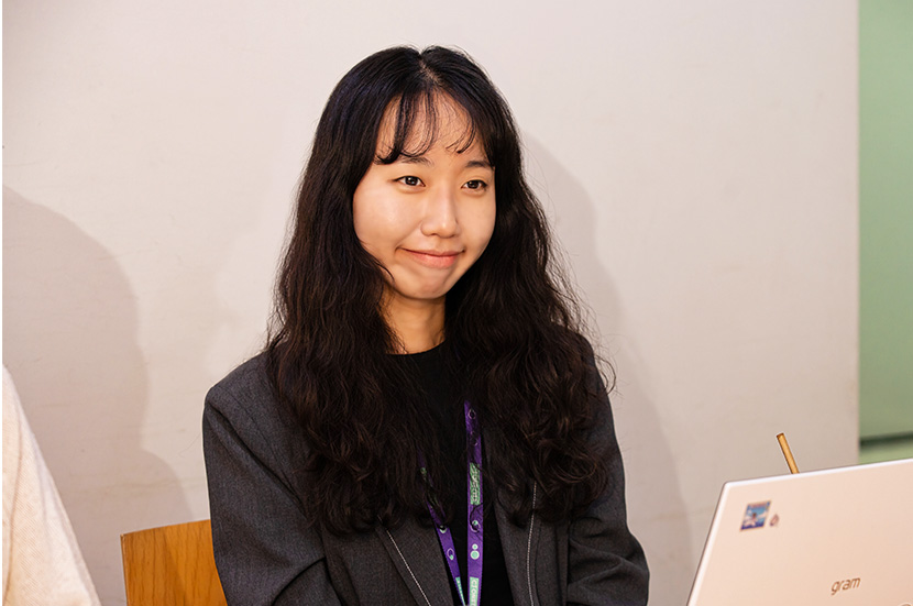 CJ ENM 커머스부문 MD전략팀 권수진 님이 인터뷰를 진행하고 있다.