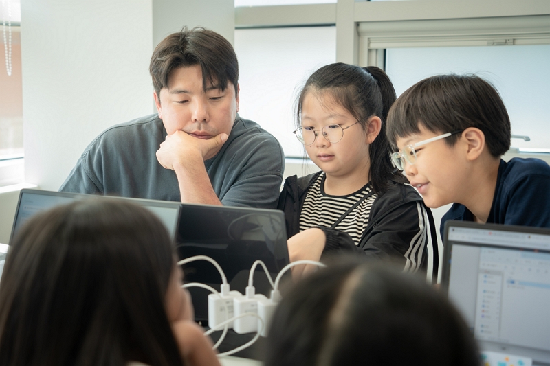 CJ올리브네트웍스 임직원이 효창종합사회복지관에서 초등학생을 대상으로 AI 활용 교육 봉사 프로그램을 진행하는 모습