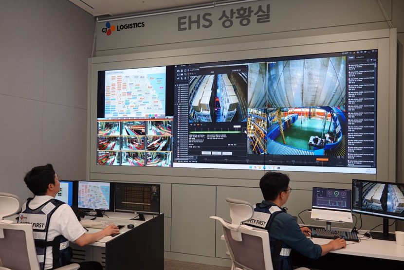 CJ대한통운 안전경영실 직원들이 서울시 종로구 소재 본사 EHS 상황실에서 AI CCTV로 물류현장을 모니터링 하고 있다.