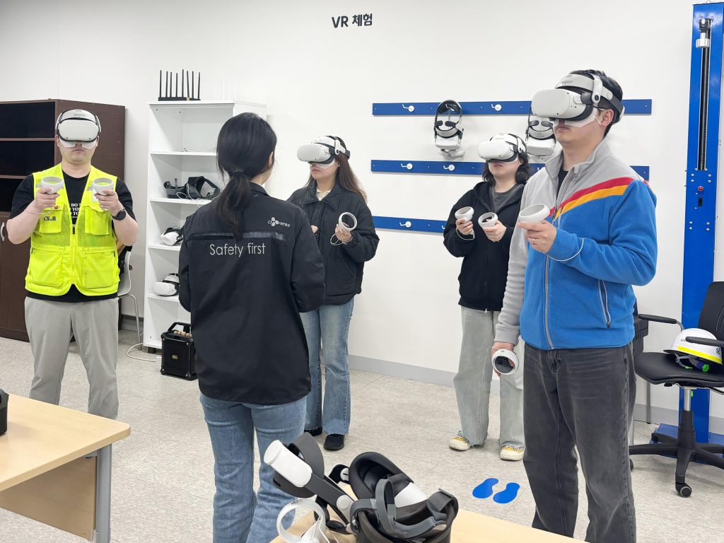 CJ대한통운 임직원들이 곤지암메가허브 내 안전체험관에서 VR 기기를 착용하고 실제와 유사한 사고 상황을 체험하고 있다.