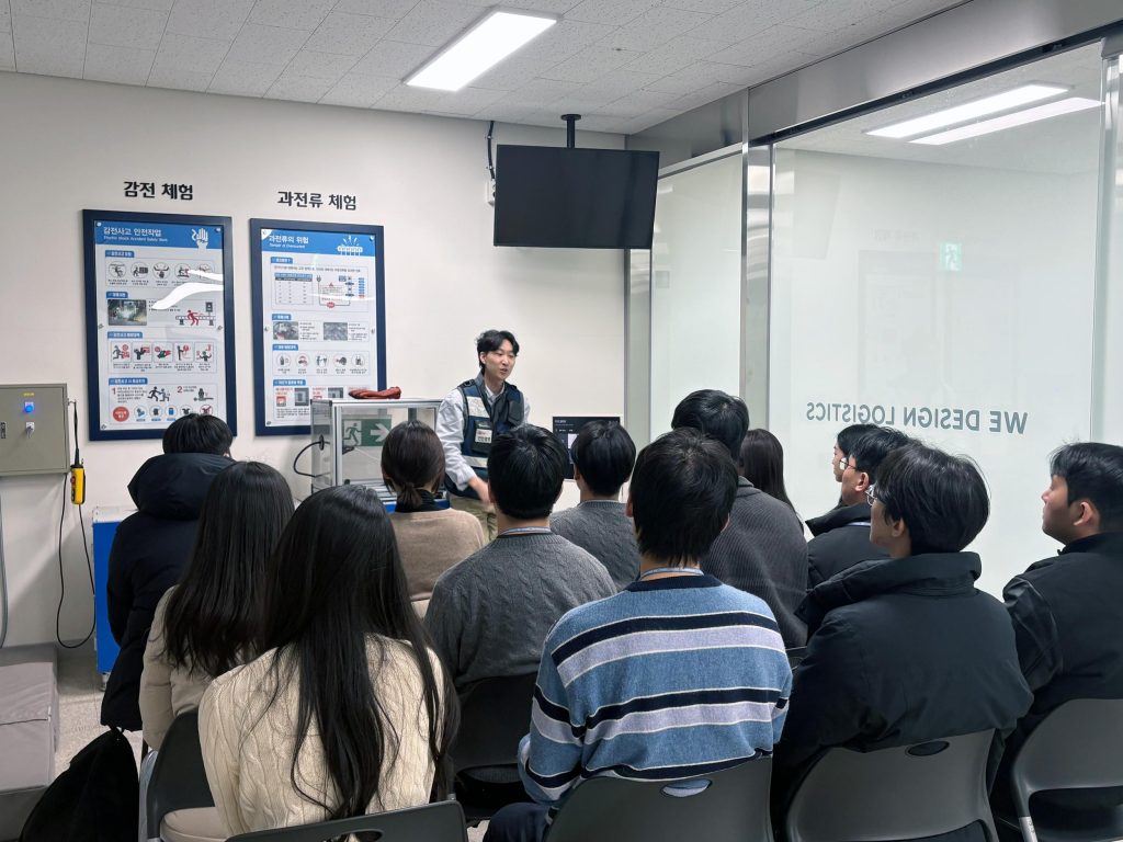감전 체험 교육을 듣고 있는 모습