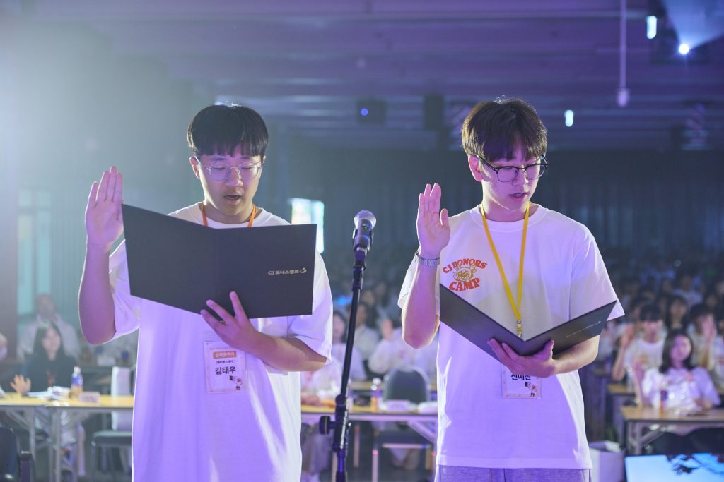 지난달 30일 서울 용산구 숙명여자대학교에서 열린 ‘2026 CJ도너스캠프 문화동아리’와 ‘2026 CJ도너스 캠프 대학생봉사단’의 통합발대식에서 대표 학생들이 선서를 진행했다.