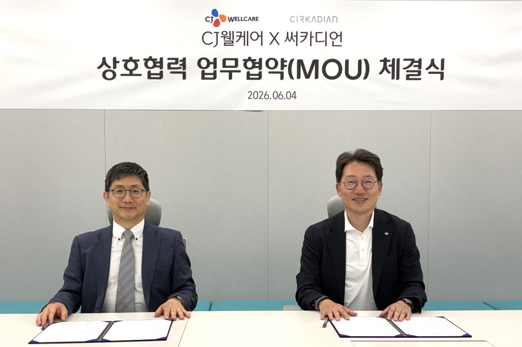 (좌)써카디언 김대환 대표, (우)CJ웰케어 윤상배 대표가 협약서에 서명하는 모습