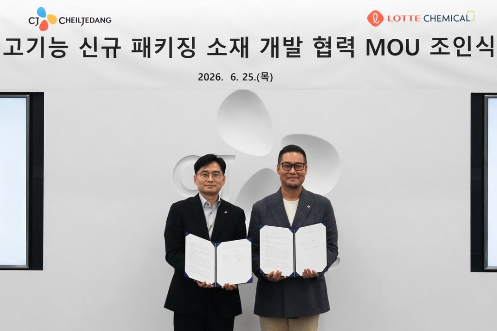 25일 수원시 CJ블로썸파크에서 진행된 업무협약식에서 에릭 소기엔토 CJ제일제당 글로벌패키징담당 경영리더(오른쪽)와 이현섭 롯데케미칼 기초소재 R&D 본부 상무가 기념 촬영을 하고 있다