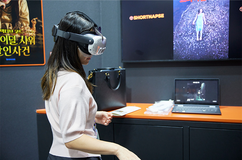 Experience Zone에서 관람객이 VR 콘텐츠 을 체험하고 있다.