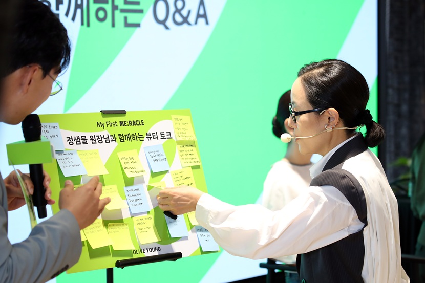 Q&A 세션을 진행 중인 정샘물 원장