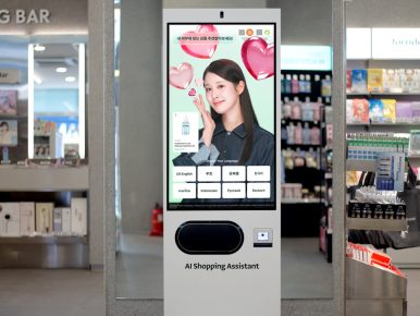 CJ올리브영, 매장에 AI 심는다…외국인 셀프 쇼핑 돕는 ‘쇼핑 어시스턴트(키오스크)’ 도입