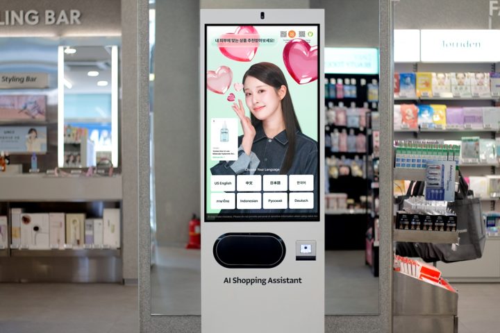 CJ올리브영, 매장에 AI 심는다…외국인 셀프 쇼핑 돕는 ‘쇼핑 어시스턴트(키오스크)’ 도입