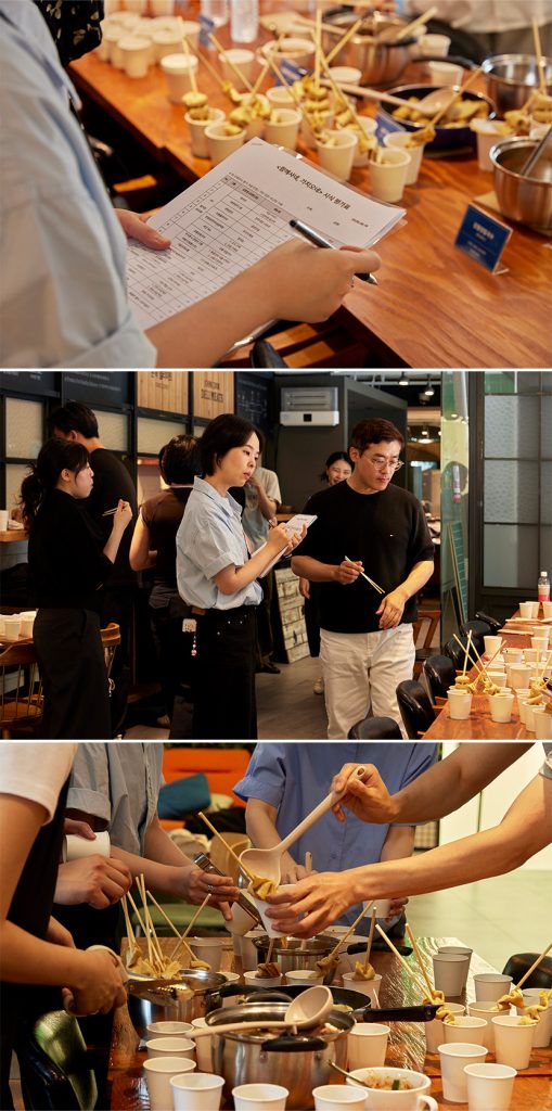 CJ대한통운 ‘함께사네, 가치오네’ 시식 품평회 현장. 심사위원이 시식 평가표를 작성하는 모습.
