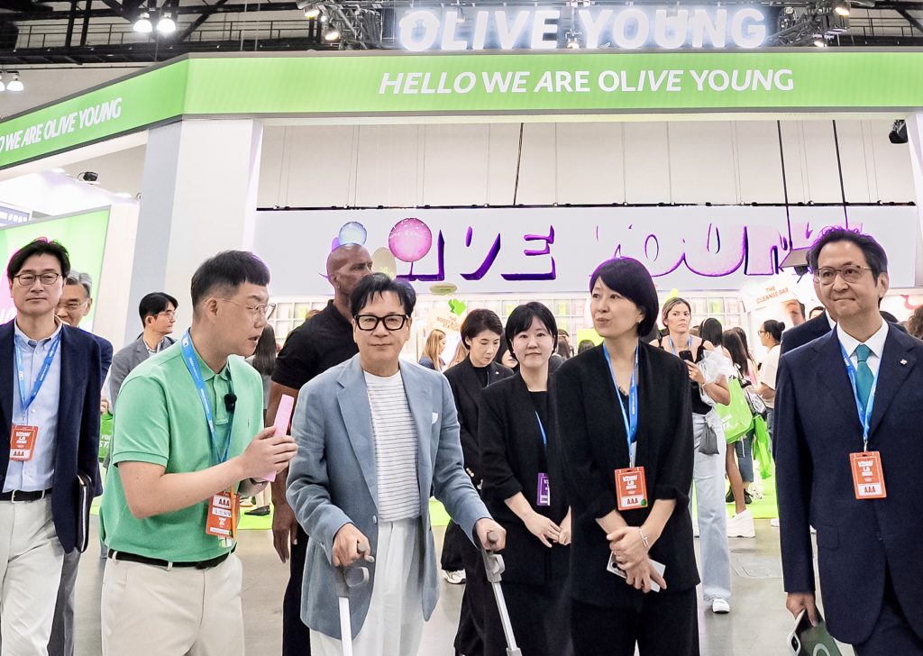 CJ 이재현 회장이 14일(현지 시간) 미국 로스앤젤레스에서 열린 KCON LA 2026을 방문해 올리브영 페스타를 둘러보고 있다.