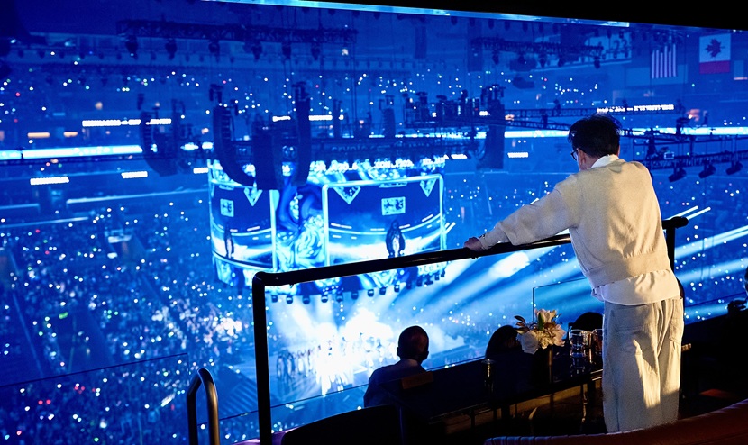 KCON LA 2026 관중석에서 무대를 바라보는 이재현 회장 뒷모습