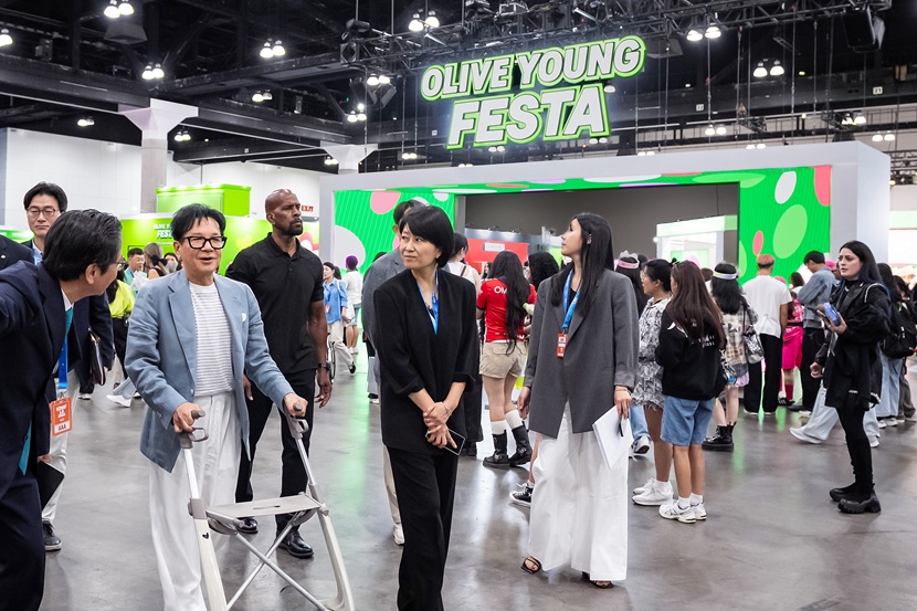1400평 규모로 컨벤션 메인을 장식한 올리브영 페스타 현장을 둘러보는 이재현 회장