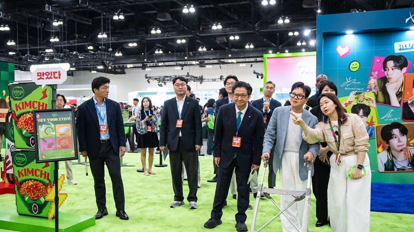 이재현 회장이 올리브영 페스타 비비고 부스 쪽을 바라보며 설명을 듣고 있다