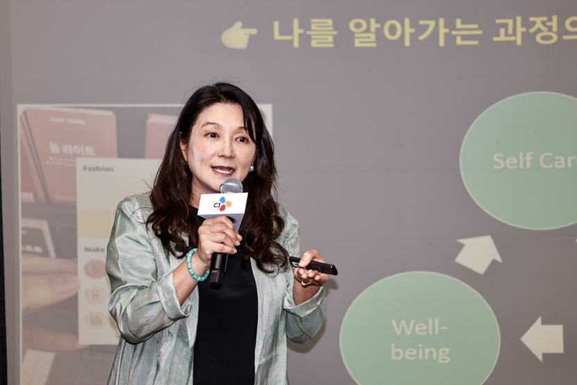 김숙영 UCLA 연극영화대학 교수가 를 주제로 강연 중인 모습