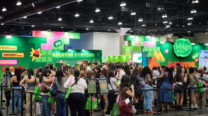 KCON LA 2026에서 선보인 CJ제일제당의 ‘K-Flavor' 비비고 부스에 모인 관람객