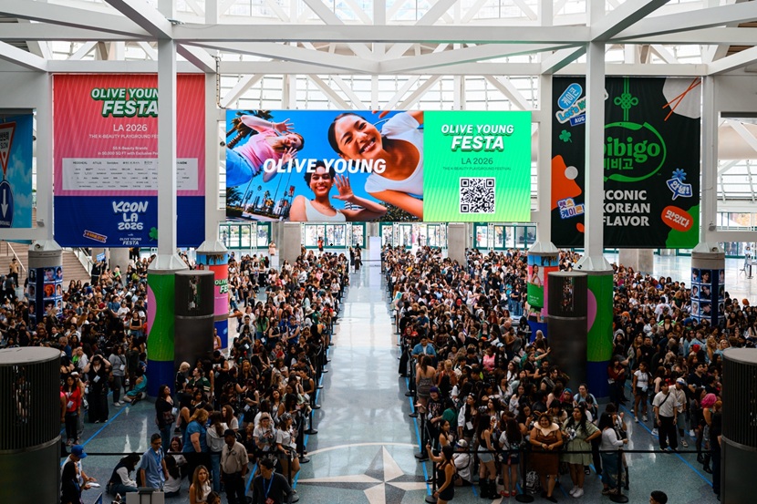 ’올리브영 페스타 LA 2026’이 열리는 ‘KCON LA 2026’ 컨벤션 입장을 위해 대기하는 고객들의 모습