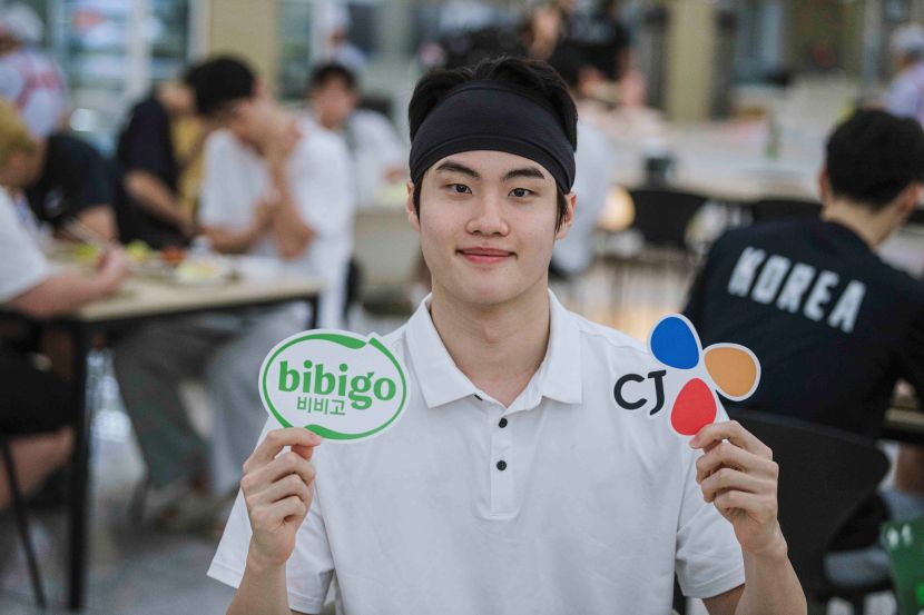 수영 국가대표 황선우가 CJ제일제당이 진행한 ‘비비고 데이’에서 포즈를 취하고 있다.