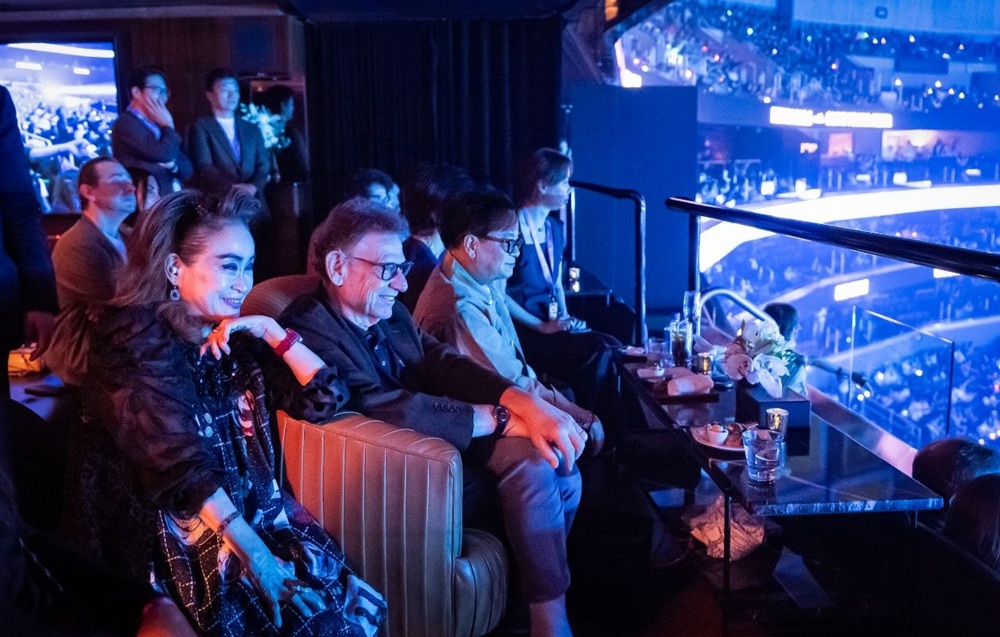 KCON LA 2026 공연을 관람하고 있는 이재현 CJ 회장, 이미경 CJ 부회장, 루시안 그레인지 UMG 회장 겸 CEO.