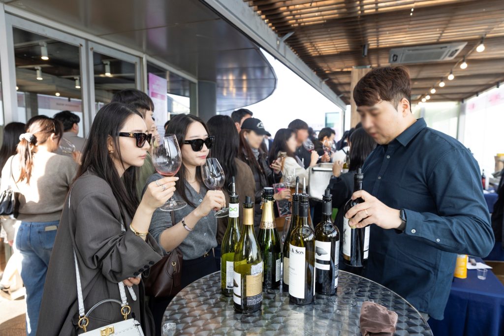지난 4월 진행된 N서울타워 '남산 와인페어' 현장에서 관광객들이 와인 시음을 하고 있다.