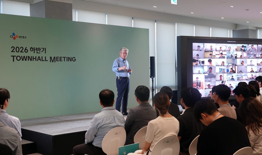 신영수 CJ대한통운 대표가 27일 서울 종로구 본사에서 열린 ‘2026 하반기 타운홀미팅’을 통해 임직원과 미래성장전략을 공유하고 있다.