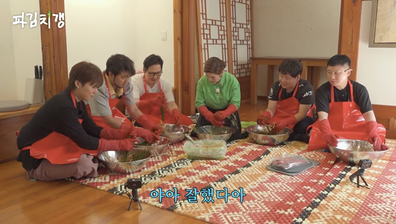 [CJ온스타일 사진자료 1] '파김치갱' 유튜브 콘텐츠에서 멤버들이 명장들과 함께 18일 CJ온스타일에서 출시할 파김치 레시피를 개발하고 있는 모습