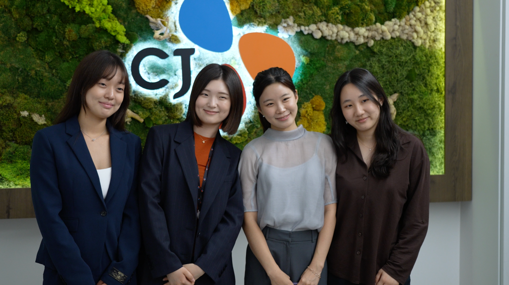 Summer Internship 최종 발표회를 마친 CJ America 인턴들의 기념사진