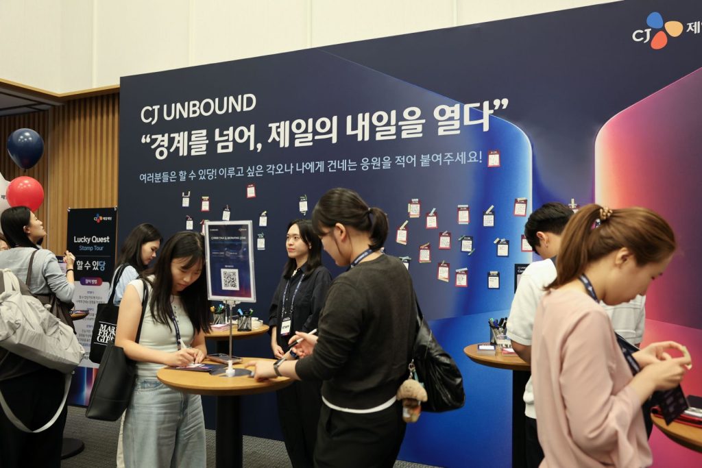 지난 18일 서울 중구 CJ인재원에서 열린 CJ제일제당 신입사원 채용 통합 컨퍼런스 ‘CJ UNBOUND’에 참가한 취업준비생들이 별도 마련된 참여형 공간에서 스스로에게 하는 다짐과 응원의 메시지를 적고 있다.
