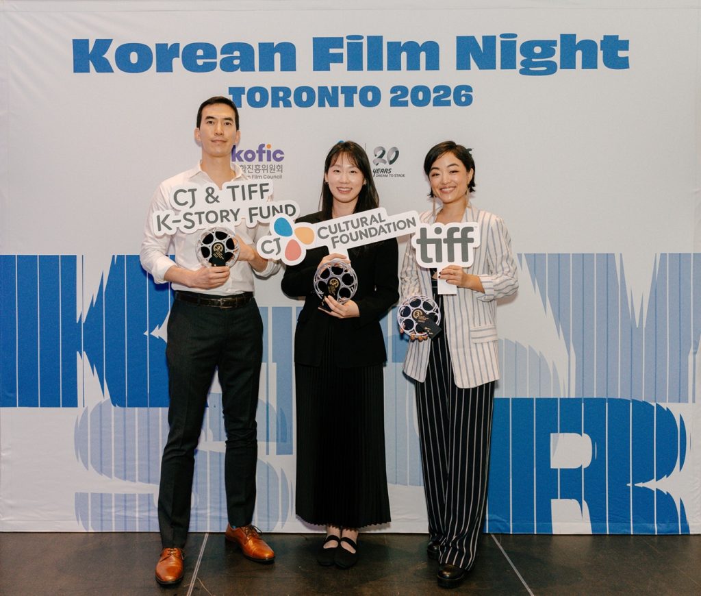 지난 12일(현지시간) 캐나다 토론토에서 열린 제51회 토론토국제영화제 ‘CJ & TIFF K-Story Fund’(이하 ‘K-스토리 펀드’) 시상식에서 올해 최종 3인 선정자들이 기념사진을 촬영하고 있다. (왼쪽부터 조시 김, 지윤 준 리, 앤드리아 방)