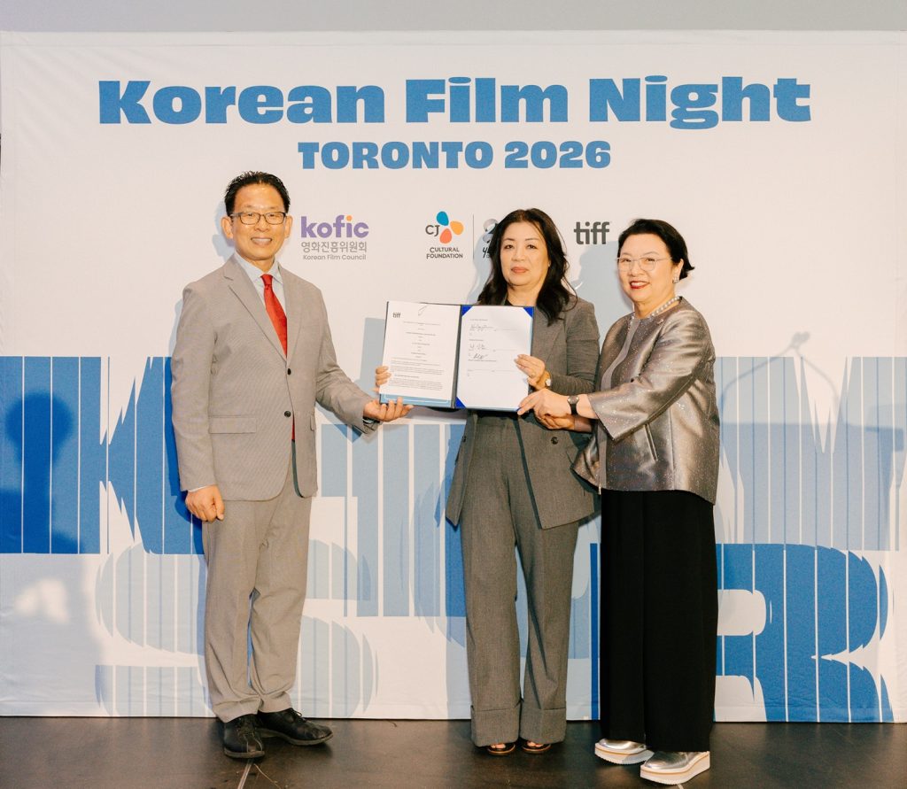 지난 12일(현지시간) 캐나다 토론토에서 열린 제51회 토론토국제영화제 ‘CJ & TIFF K-Story Fund’(이하 ‘K-스토리 펀드’) 시상식에서 K-스토리 펀드 협약을 3년 연장하는 서명식을 진행하고 기념사진을 촬영하고 있다. (왼쪽부터 한상준 영화진흥위원장, 아니타 리 토론토국제영화제 수석 프로그래머, 민희경 CJ사회공헌추진단장)