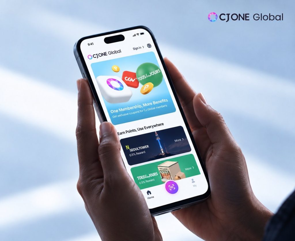 CJ ONE 앱 내 Global 멤버십에서 제휴 브랜드 포인트 적립과 전용 혜택을 확인하는 화면을 두 손으로 든 스마트폰에 표시하고 있다