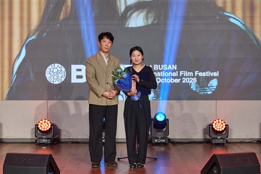 CGV상 수여 사진01. (왼쪽부터) CGV 고재수 시네마사업본부장, 정지혜 감독 부산국제영화제 제공