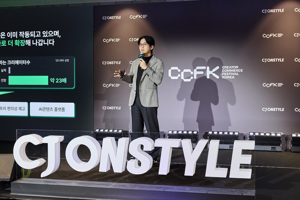 2026년 10월 22일 서울 코엑스에서 열린 ‘크리에이터 커머스 페스티벌 코리아(CCFK) 2026’ 미디어데이에서 성동훈 CJ ENM 커머스부문 플랫폼본부장이 전략을 발표하고 있다. (1)